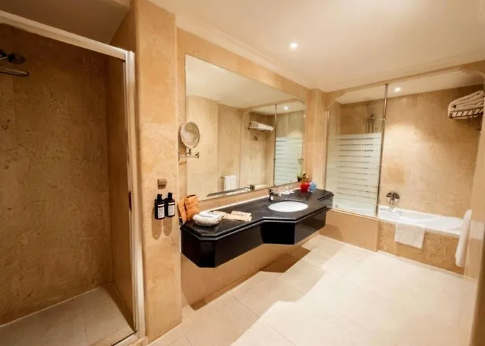 منتجع Movenpick 5*