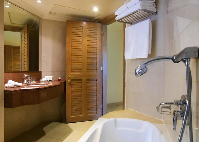 منتجع Movenpick 5*